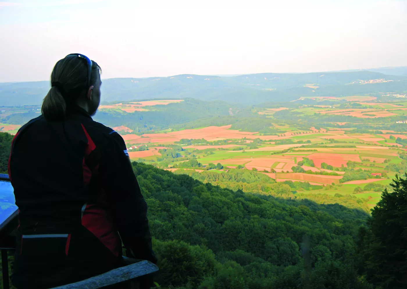 Weiter Blick vom Hohen Meißner über Felder und Wälder